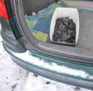 Autos im Winter ohne Feuchte: Holzkohle hilft